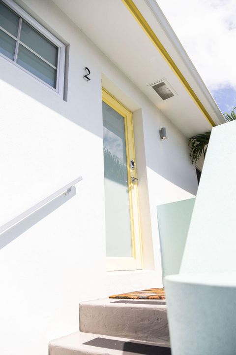 For Rent: $2,200 (1 beds, 1 baths, 700 Square Feet)