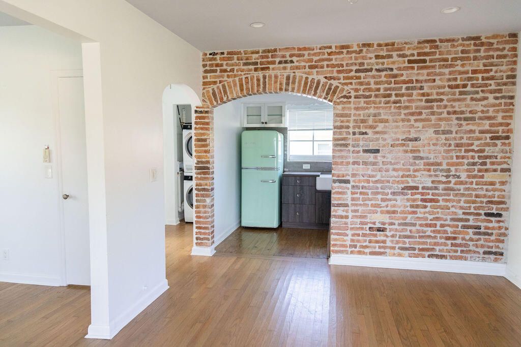 For Rent: $2,200 (1 beds, 1 baths, 700 Square Feet)