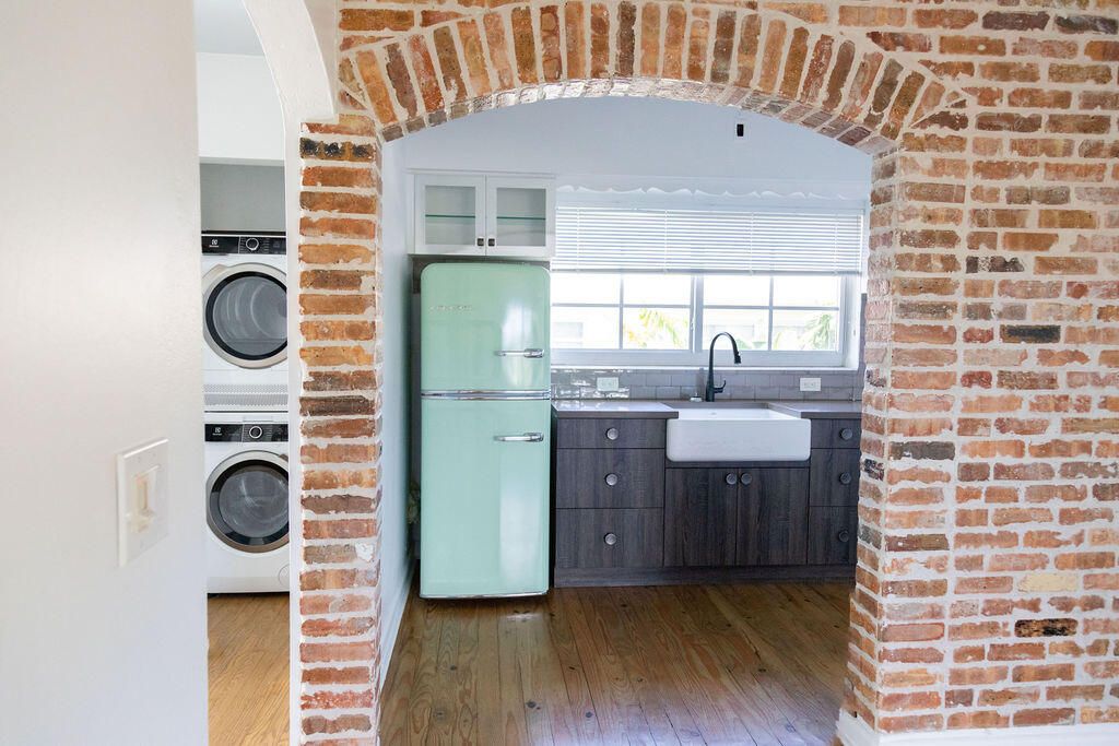 For Rent: $2,200 (1 beds, 1 baths, 700 Square Feet)