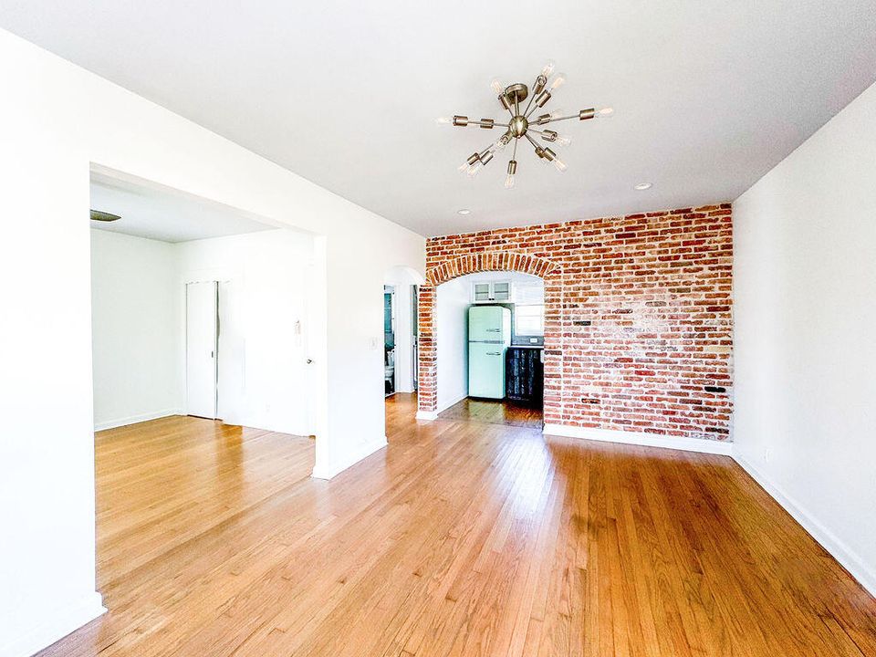 For Rent: $2,200 (1 beds, 1 baths, 700 Square Feet)