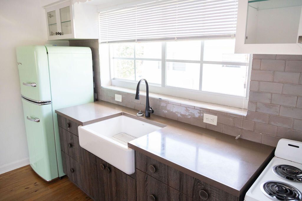 For Rent: $2,200 (1 beds, 1 baths, 700 Square Feet)