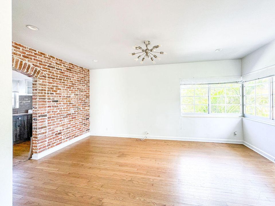 For Rent: $2,200 (1 beds, 1 baths, 700 Square Feet)