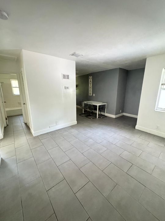 出租: $2,200 (2 贝兹, 1 浴室, 700 平方英尺)