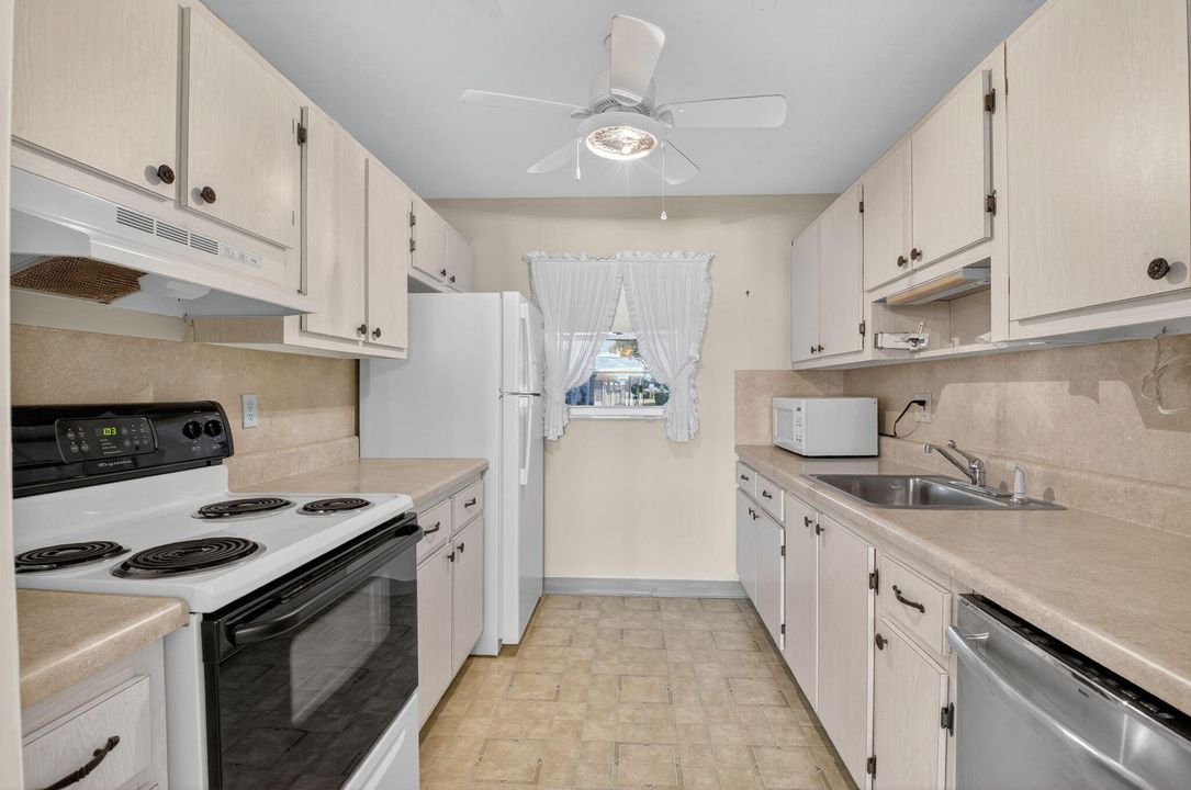 For Sale: $139,500 (2 beds, 2 baths, 969 Square Feet)