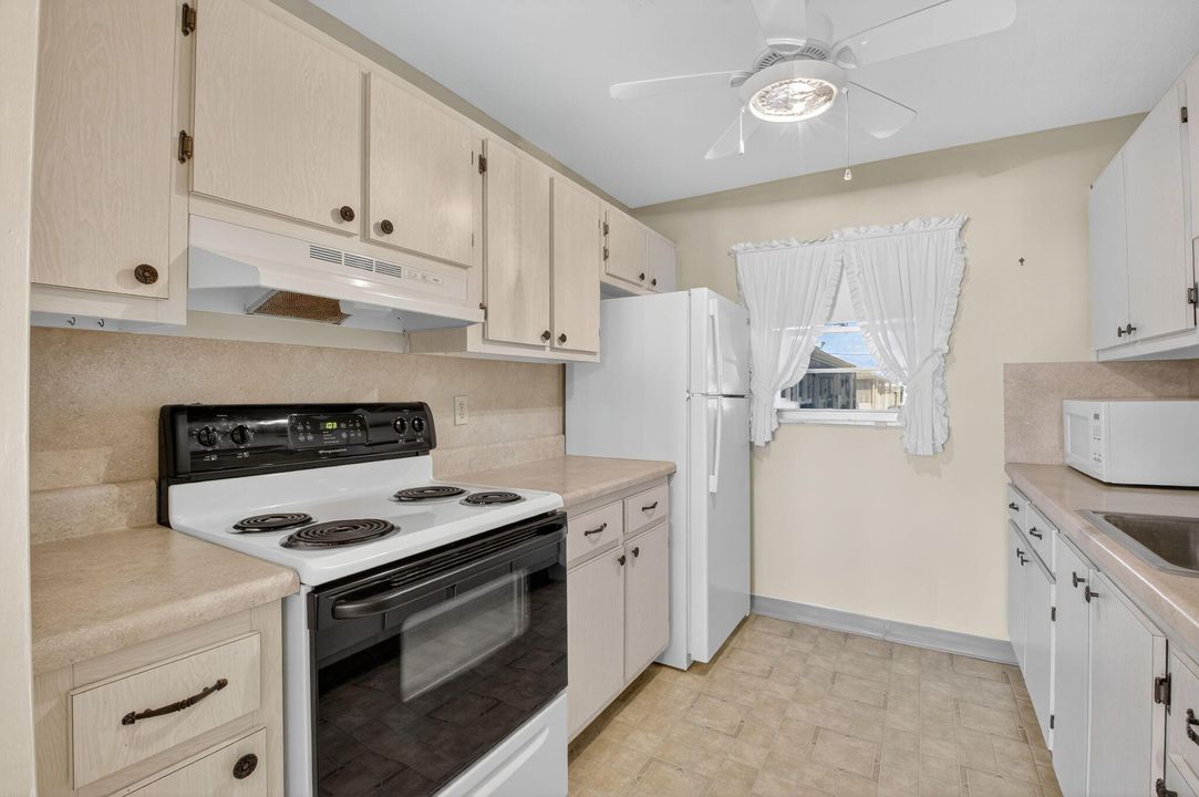 For Sale: $139,500 (2 beds, 2 baths, 969 Square Feet)