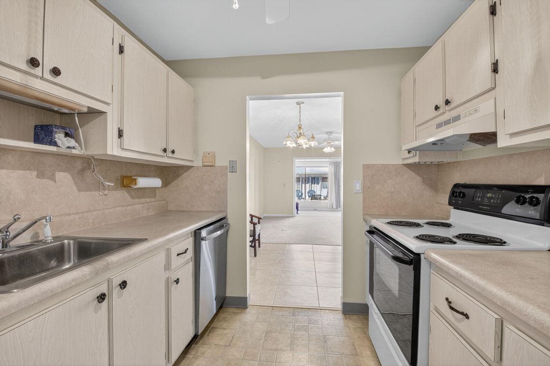 For Sale: $139,500 (2 beds, 2 baths, 969 Square Feet)