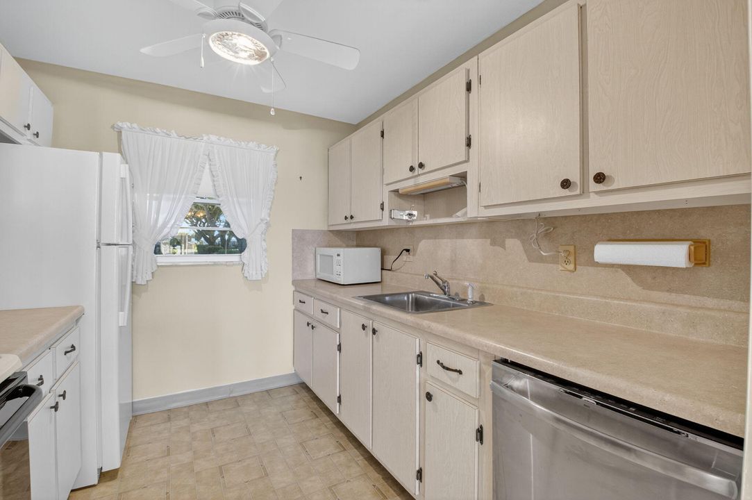 For Sale: $139,500 (2 beds, 2 baths, 969 Square Feet)