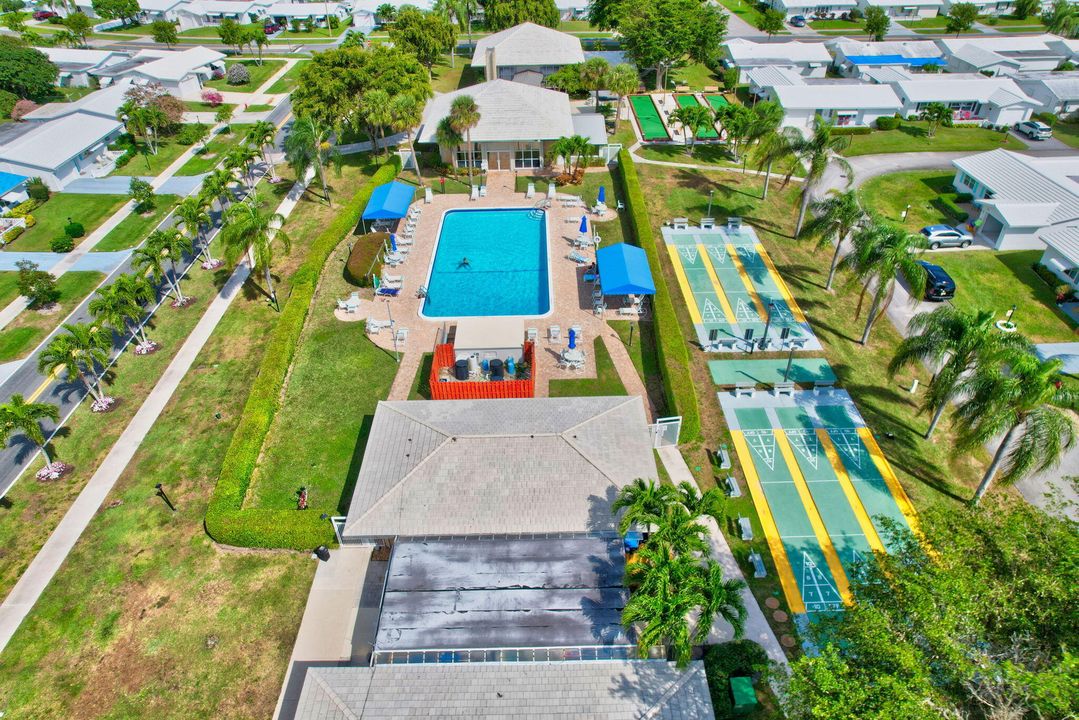 For Sale: $139,500 (2 beds, 2 baths, 969 Square Feet)