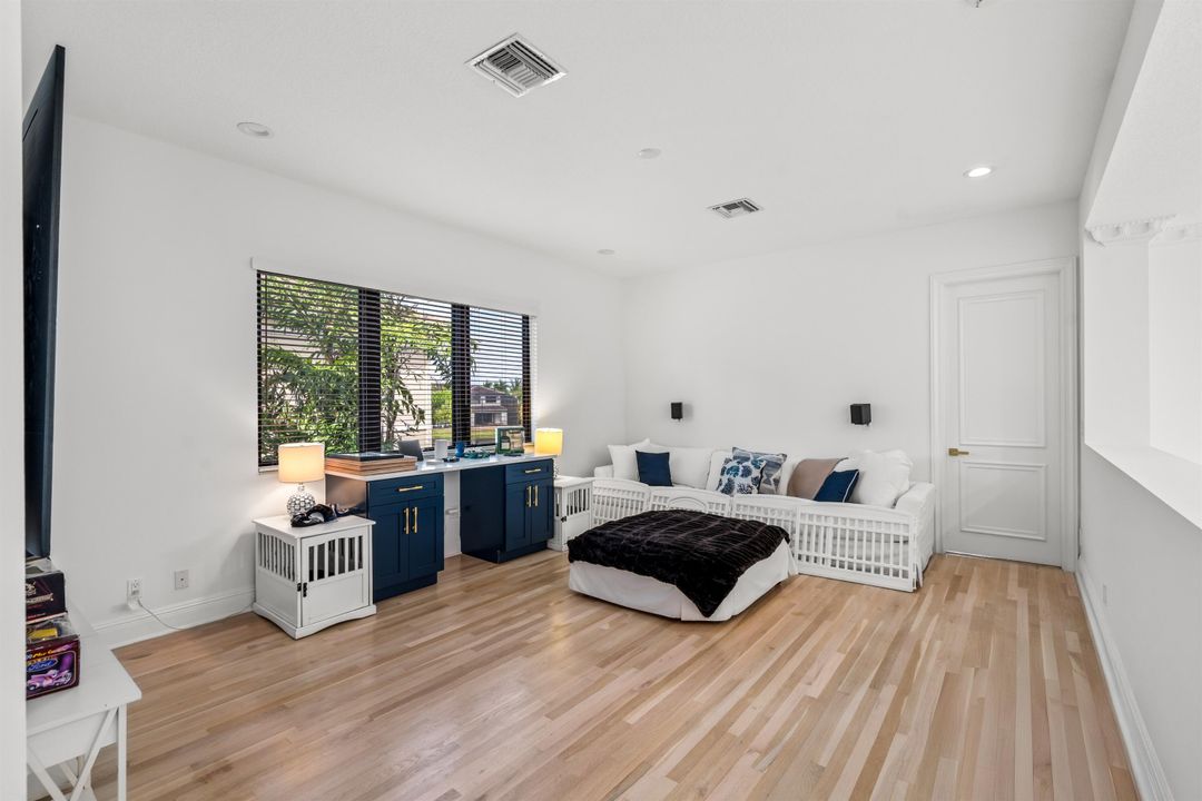 For Sale: $3,495,000 (7 beds, 6 baths, 5505 Square Feet)