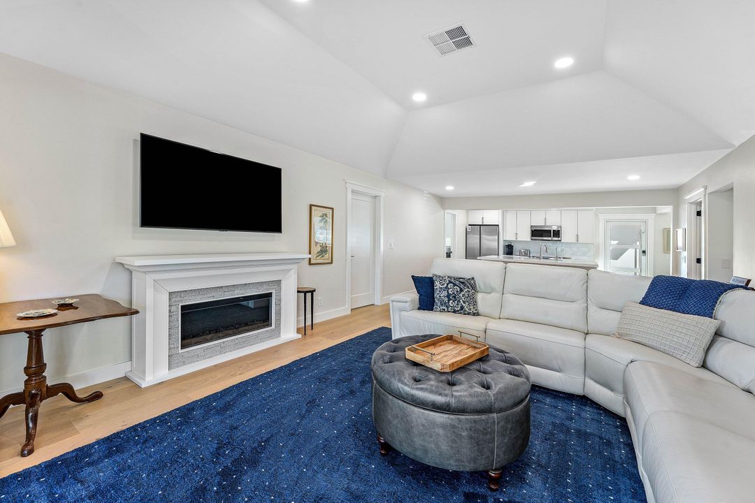 For Sale: $615,000 (2 beds, 2 baths, 1606 Square Feet)