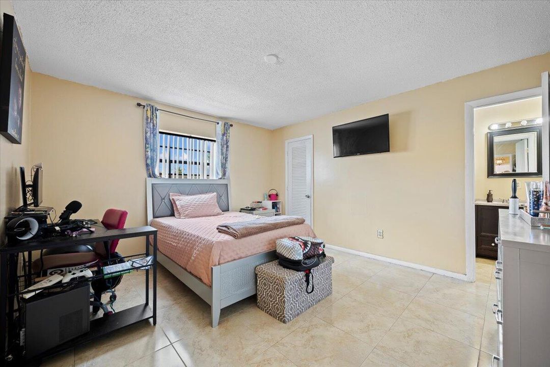 待售: $550,000 (4 贝兹, 3 浴室, 1848 平方英尺)