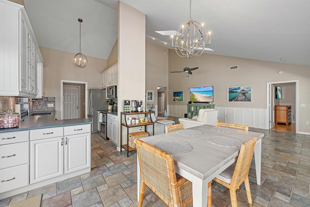 合同活跃: $1,199,000 (3 贝兹, 2 浴室, 2186 平方英尺)