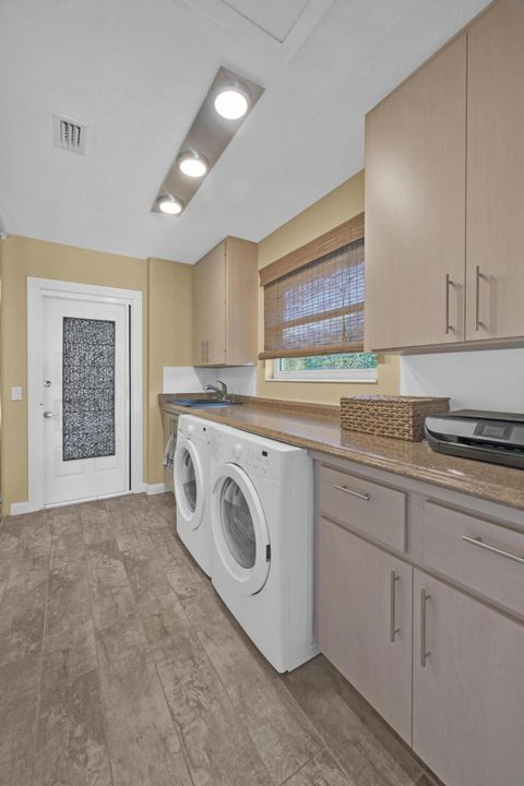 For Sale: $450,000 (2 beds, 2 baths, 1385 Square Feet)