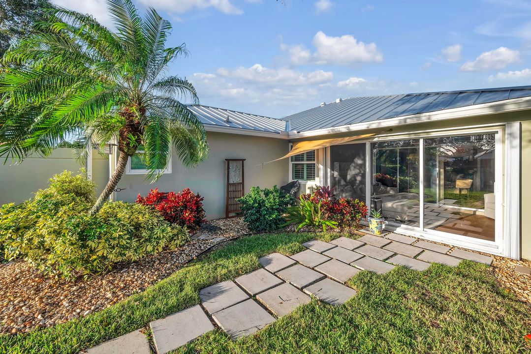 For Sale: $450,000 (2 beds, 2 baths, 1385 Square Feet)