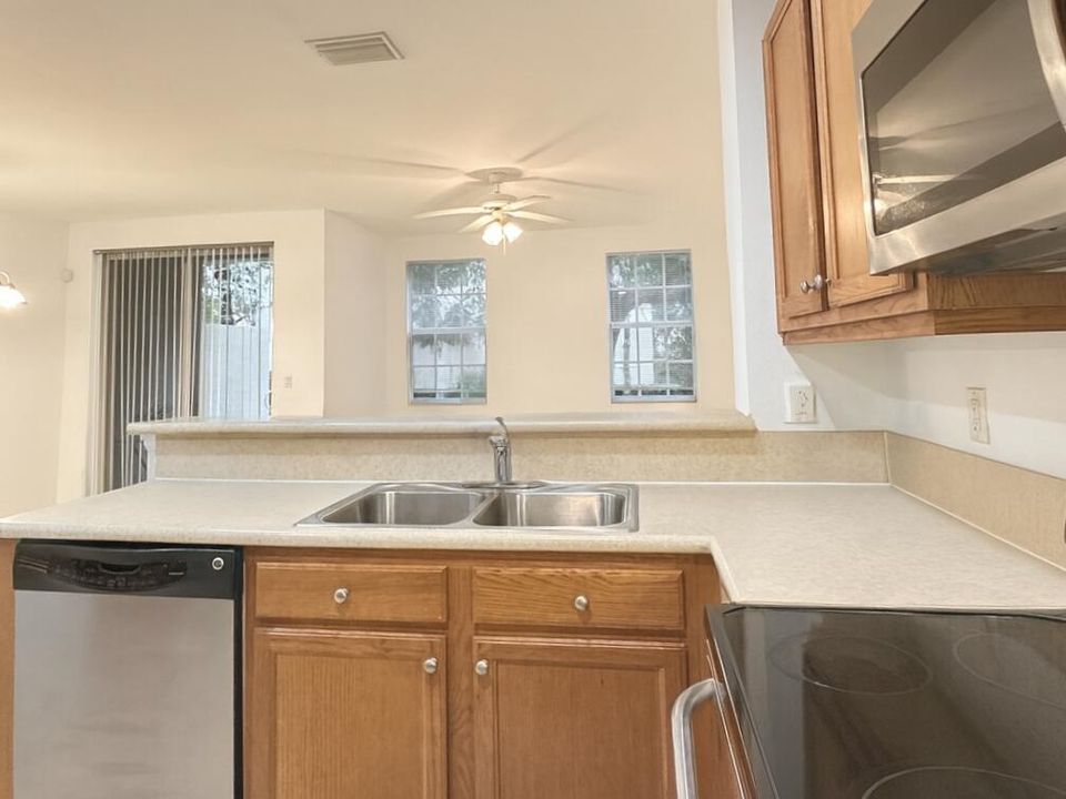 Active With Contract: $3,100 (3 beds, 2 baths, 1674 Square Feet)