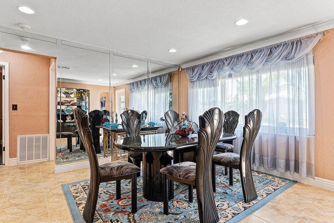 En Venta: $499,000 (4 camas, 2 baños, 1677 Pies cuadrados)