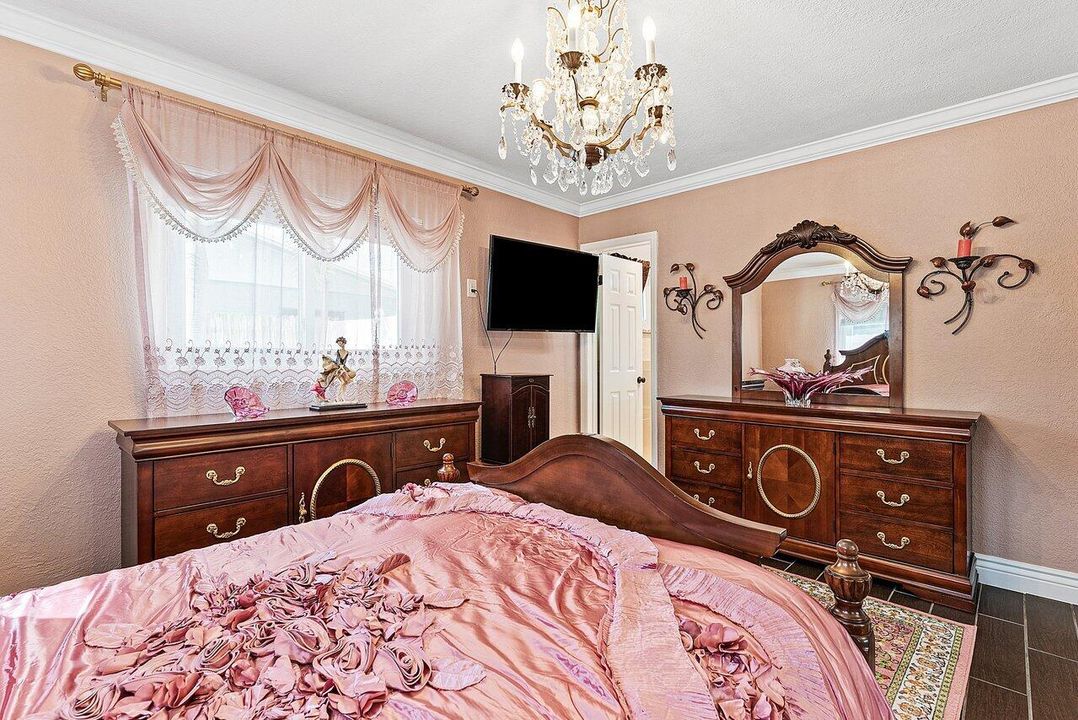 En Venta: $499,000 (4 camas, 2 baños, 1677 Pies cuadrados)