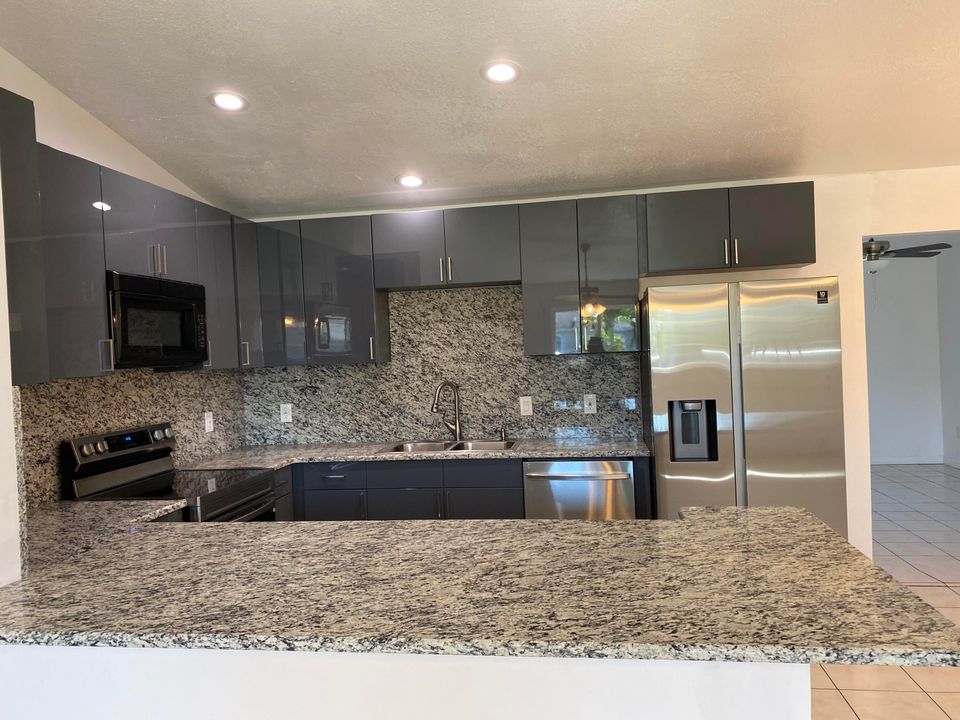 For Rent: $2,800 (4 beds, 2 baths, 1728 Square Feet)