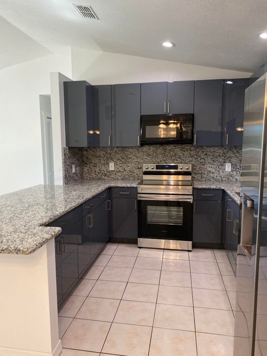 For Rent: $2,800 (4 beds, 2 baths, 1728 Square Feet)