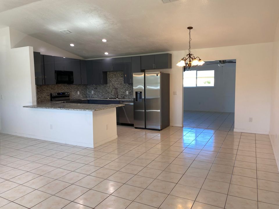 For Rent: $2,800 (4 beds, 2 baths, 1728 Square Feet)