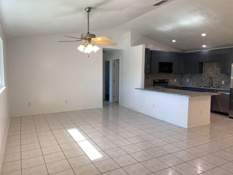 For Rent: $2,800 (4 beds, 2 baths, 1728 Square Feet)