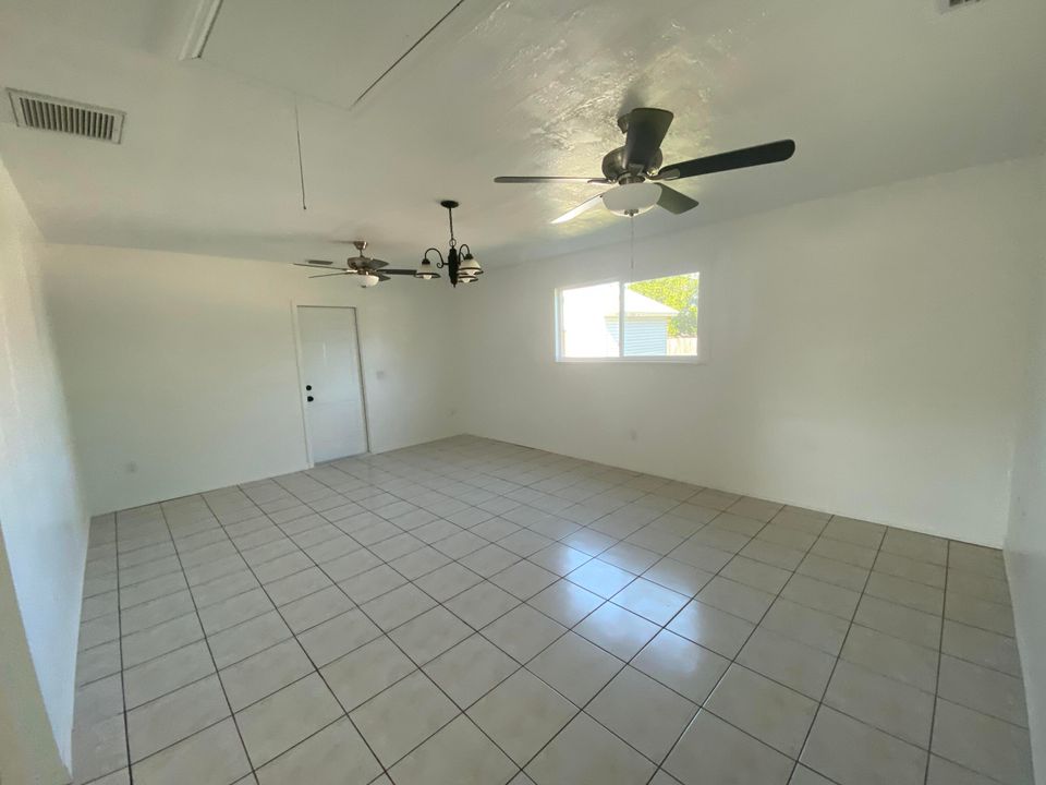 For Rent: $2,800 (4 beds, 2 baths, 1728 Square Feet)