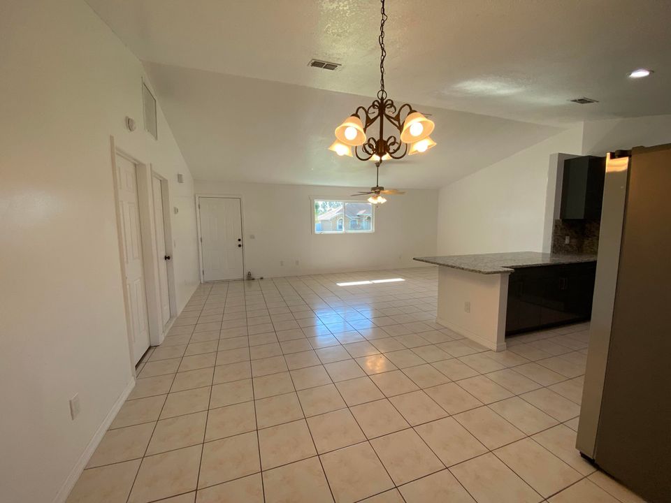 For Rent: $2,800 (4 beds, 2 baths, 1728 Square Feet)