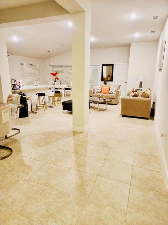 出租: $2,100 (3 贝兹, 2 浴室, 1975 平方英尺)