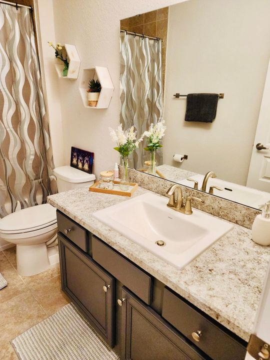 出租: $2,100 (3 贝兹, 2 浴室, 1975 平方英尺)