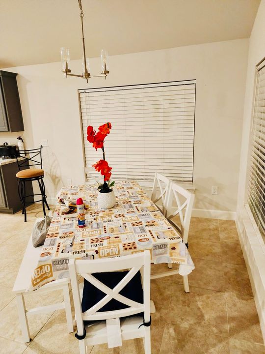 出租: $2,100 (3 贝兹, 2 浴室, 1975 平方英尺)