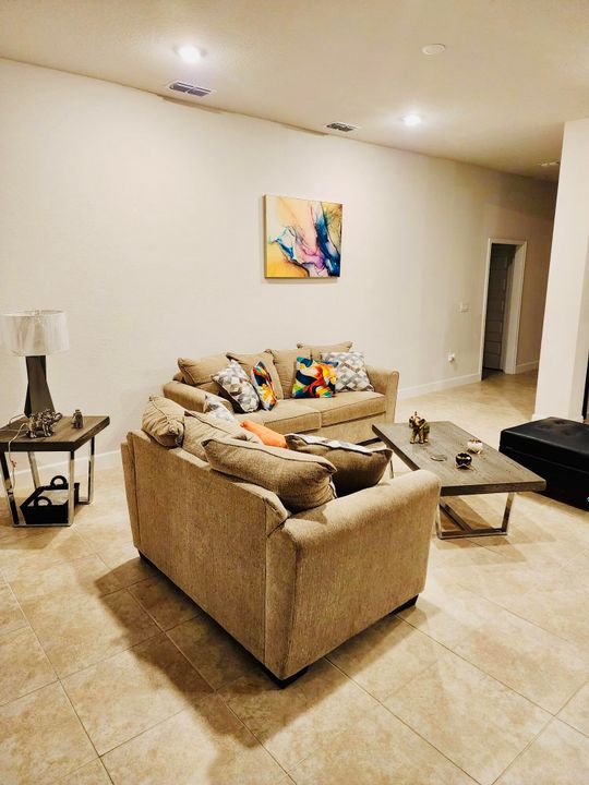 出租: $2,100 (3 贝兹, 2 浴室, 1975 平方英尺)