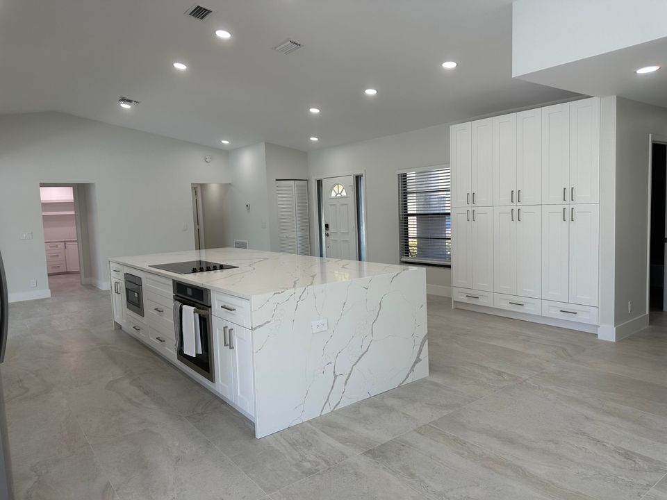 合同活跃: $5,500 (4 贝兹, 2 浴室, 2079 平方英尺)