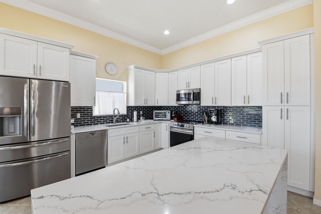 Activo con contrato: $525,000 (3 camas, 2 baños, 2215 Pies cuadrados)