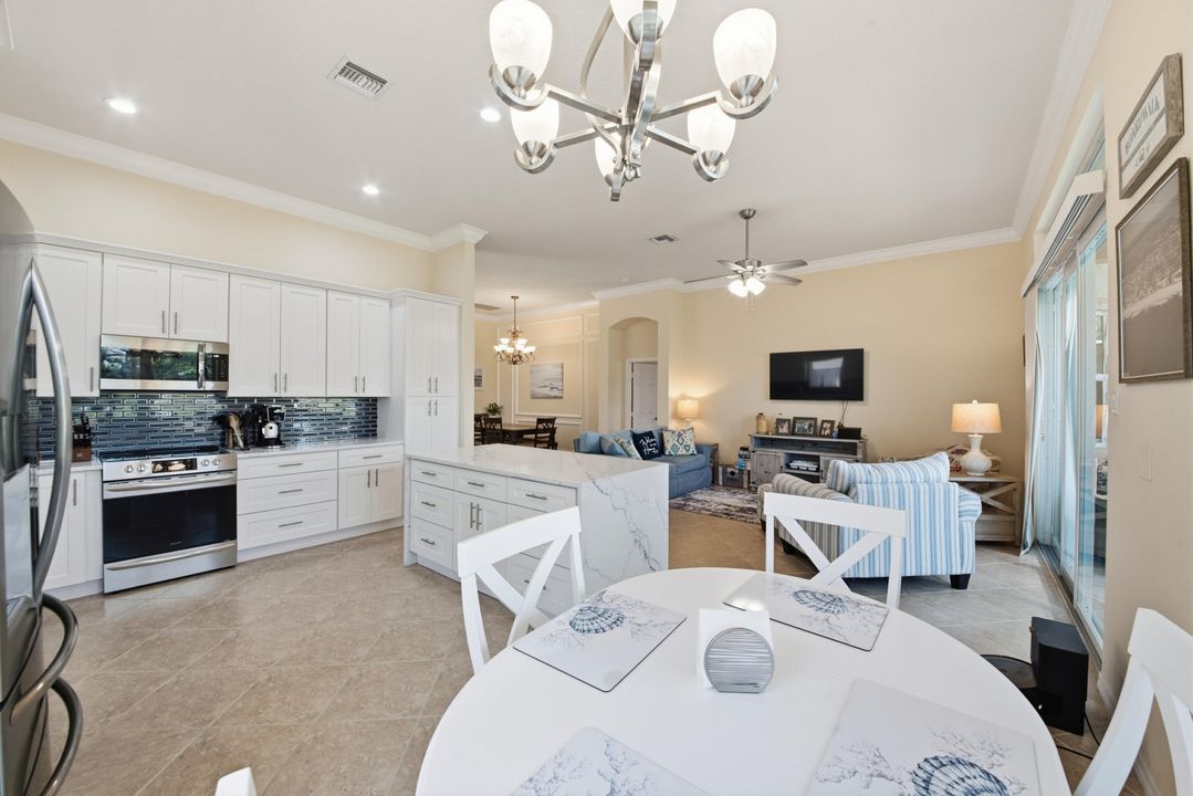 Activo con contrato: $525,000 (3 camas, 2 baños, 2215 Pies cuadrados)