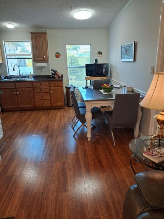 На продажу: $185,000 (2 спален, 2 ванн, 1040 Квадратных фут)