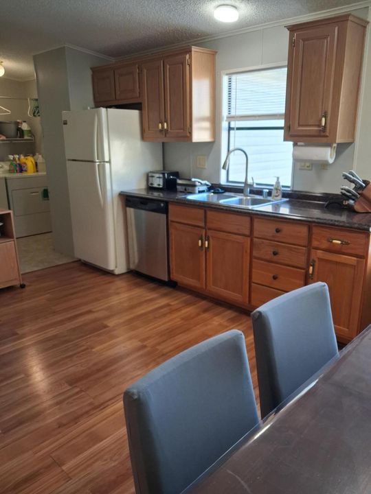 На продажу: $185,000 (2 спален, 2 ванн, 1040 Квадратных фут)