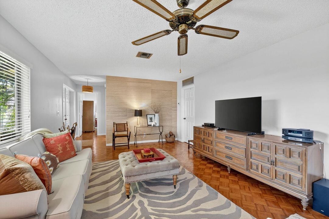 For Sale: $258,000 (2 beds, 2 baths, 1114 Square Feet)