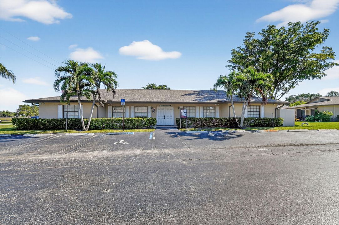 For Sale: $258,000 (2 beds, 2 baths, 1114 Square Feet)