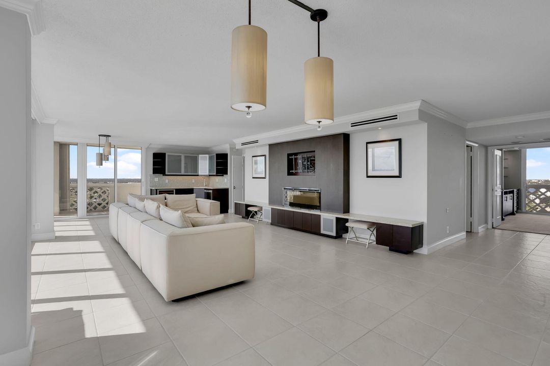 For Sale: $1,150,000 (3 beds, 2 baths, 2006 Square Feet)