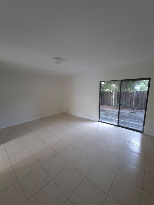 В аренду: $1,850 (2 спален, 1 ванн, 963 Квадратных фут)