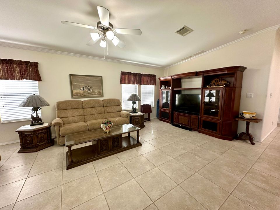 For Sale: $235,000 (3 beds, 2 baths, 1392 Square Feet)