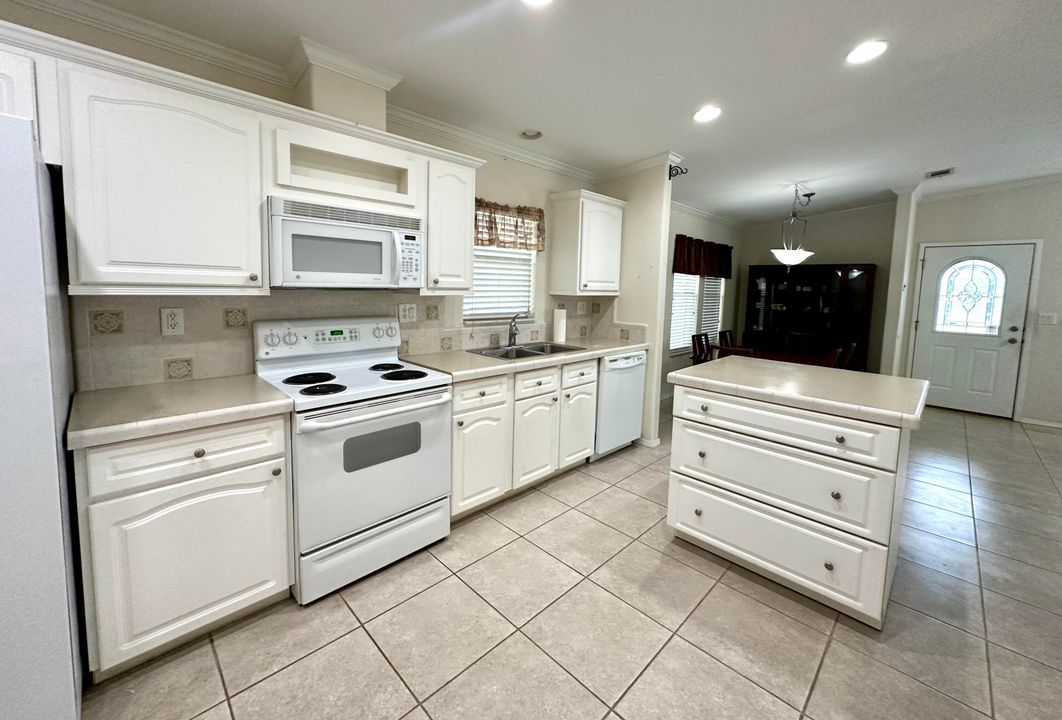 For Sale: $235,000 (3 beds, 2 baths, 1392 Square Feet)