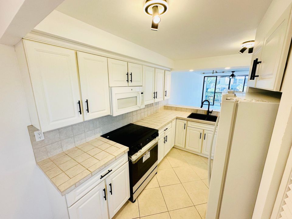 For Sale: $344,000 (2 beds, 2 baths, 1130 Square Feet)