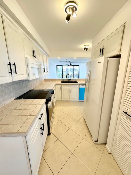 For Sale: $344,000 (2 beds, 2 baths, 1130 Square Feet)