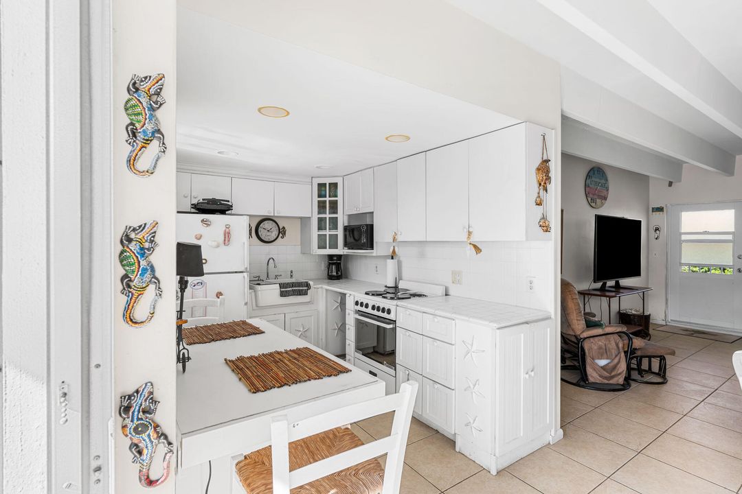 For Rent: $2,005 (1 beds, 1 baths, 775 Square Feet)