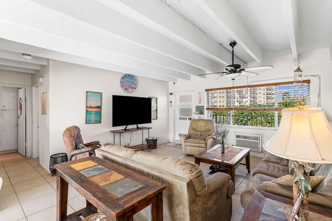 For Rent: $2,005 (1 beds, 1 baths, 775 Square Feet)