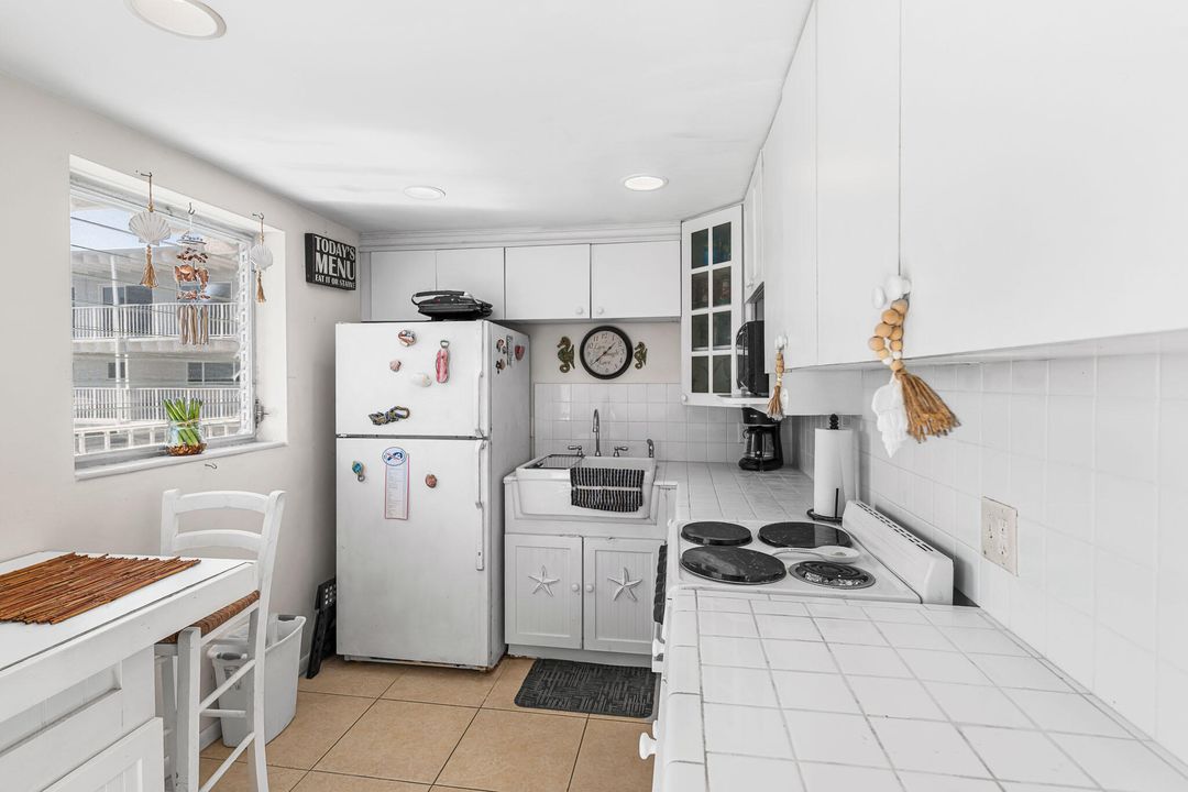 For Rent: $2,005 (1 beds, 1 baths, 775 Square Feet)