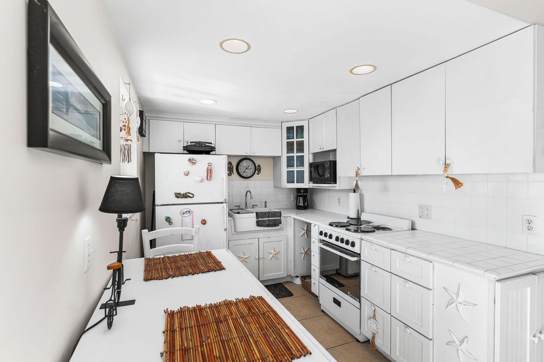 For Rent: $2,005 (1 beds, 1 baths, 775 Square Feet)