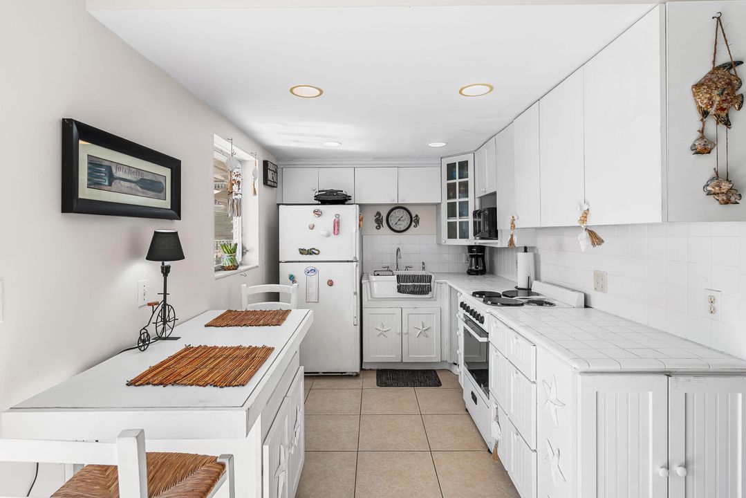 For Rent: $2,005 (1 beds, 1 baths, 775 Square Feet)