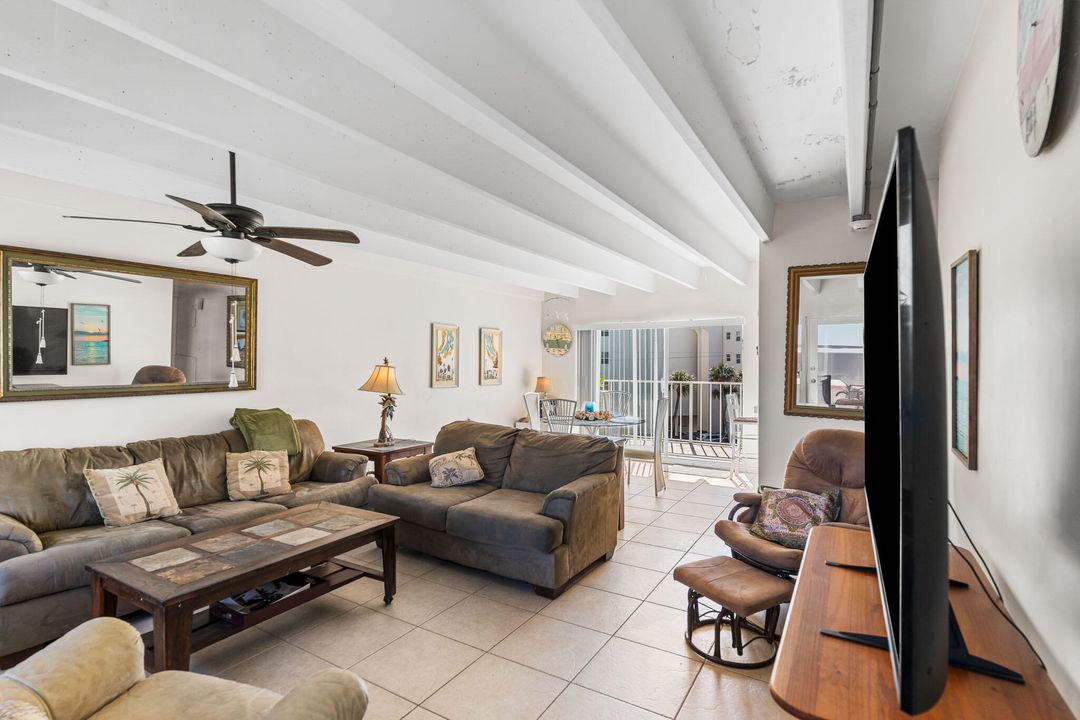 For Rent: $2,005 (1 beds, 1 baths, 775 Square Feet)